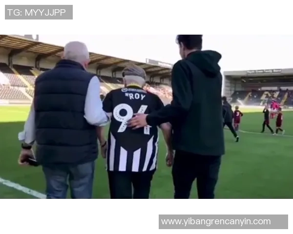 球星亲自签名赠送球迷：足球场上的感动时刻与温馨互动