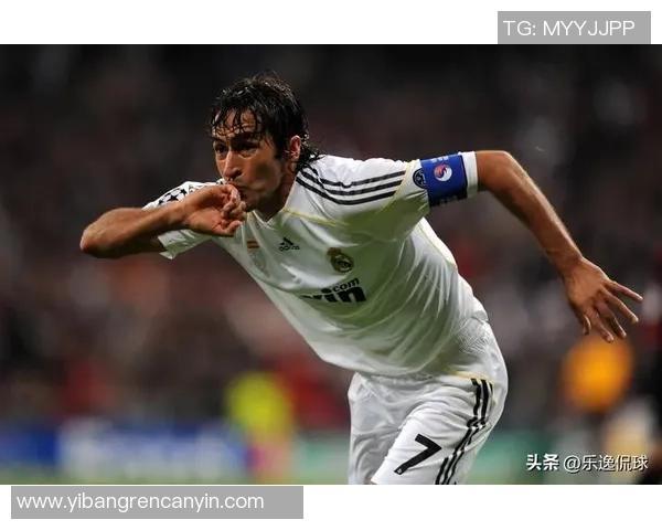 英伦范足球巨星的优雅风度与绿茵传奇完美交织的时代风尚